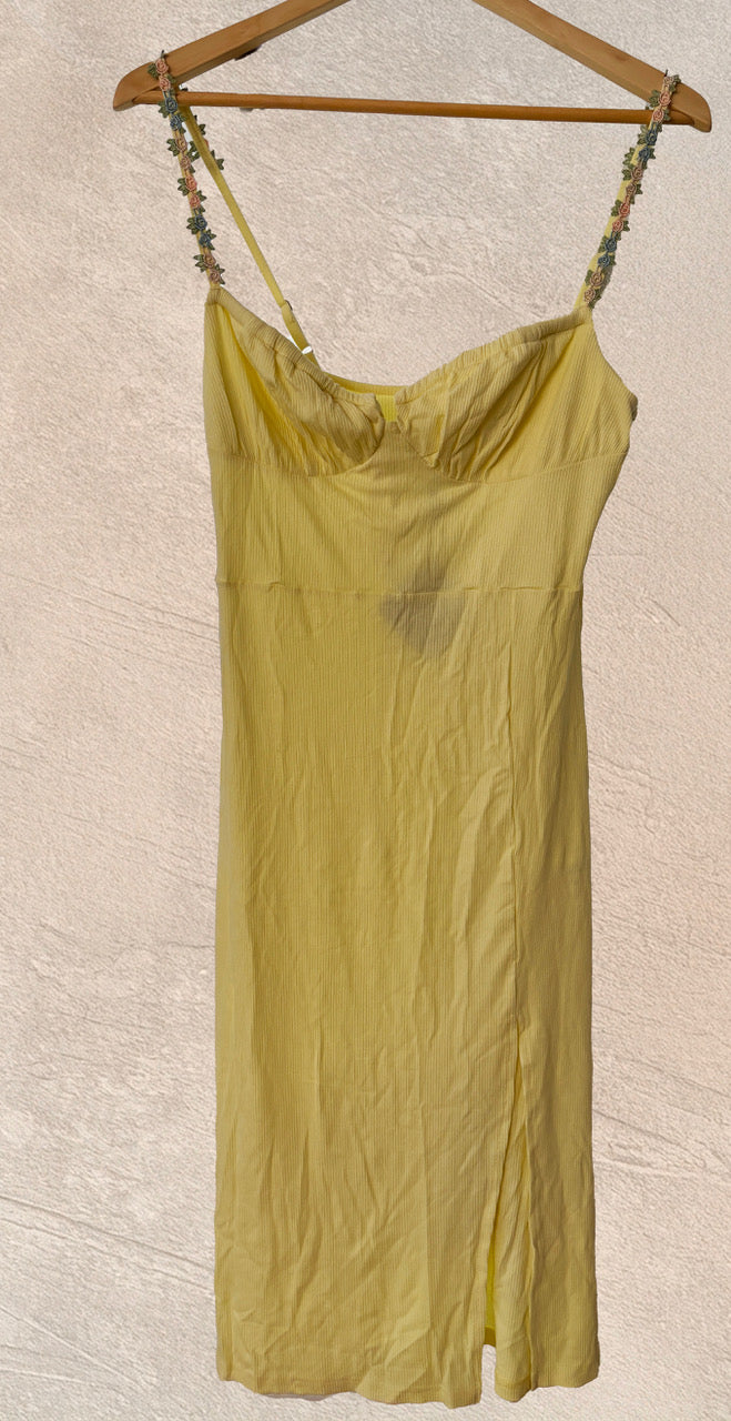 Gelbes Kleid mit Blumen-Trägern