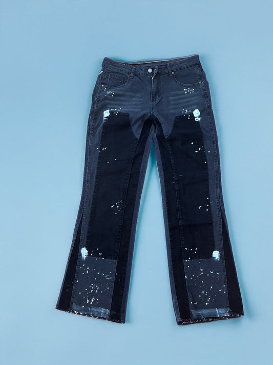 Dunkle Jeans mit Farbeffekten